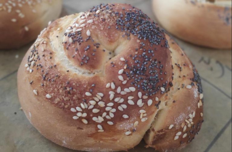 Die Schüler der 3. Klasse haben runde Challahs gebacken als Symbol für unser neues Jahr.